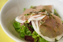 バジリコ風味の生ハムサラダ